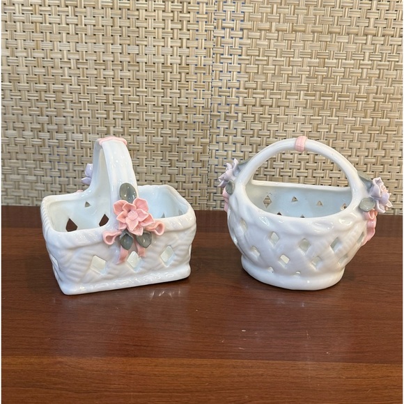 🌟HP🌟VTG 1990s 2 Small White Porcelain Reticulated Applied Floral Baskets - Picture 1 of 5